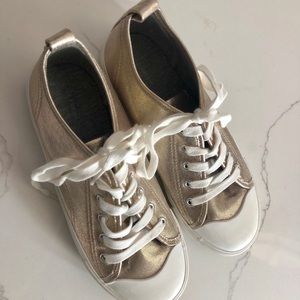 Joe Fresh girls gold shoes